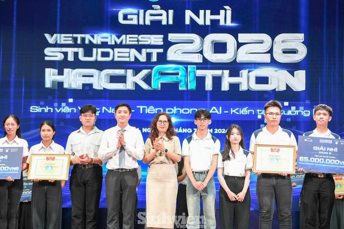 Anh Lâm Tùng - Ủy viên Ban Thường vụ T.Ư Đoàn, Phó Chủ tịch thường trực T.Ư Hội Sinh viên Việt Nam trao giải Nhì cuộc thi.