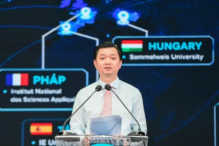 Anh Nguyễn Minh Triết - Ủy viên dự khuyết T.Ư Đảng, Bí thư thường trực T.Ư Đoàn, Chủ tịch T.Ư Hội Sinh viên Việt Nam phát biểu tại chương trình.