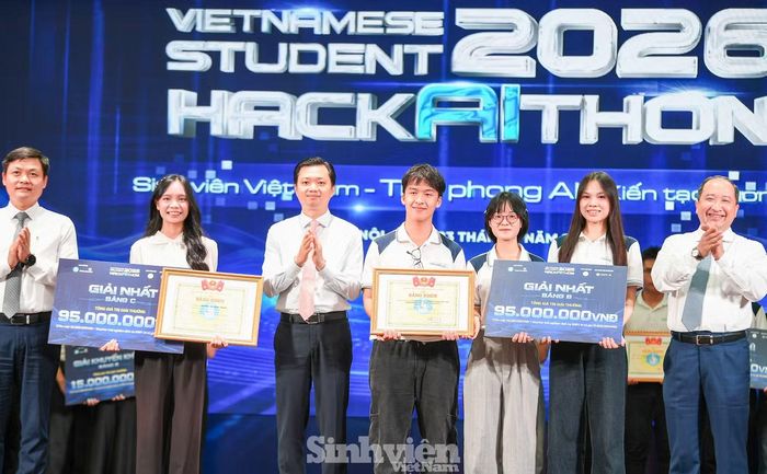 Anh Nguyễn Minh Triết - Ủy viên dự khuyết T.Ư Đảng, Bí thư thường trực T.Ư Đoàn, Chủ tịch T.Ư Hội Sinh viên Việt Nam trao giải Nhất cuộc thi.