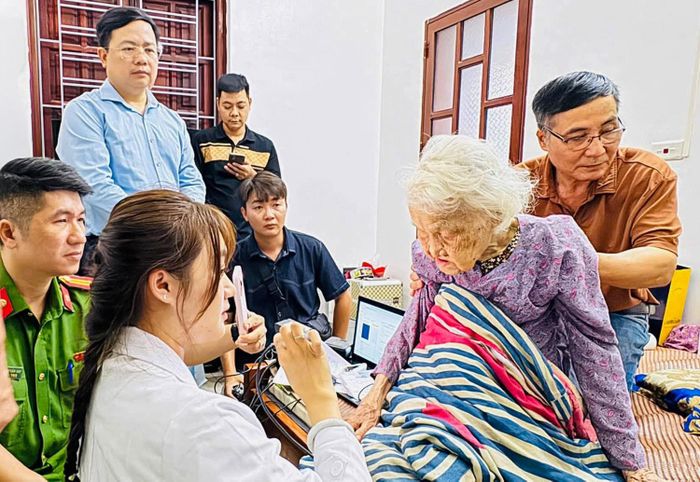  Ở tuổi 114, mẹ liệt sĩ Phạm Thị Chắp (TP Hà Nội) vẫn đau đáu hy vọng tìm thấy con trai của mẹ - liệt sĩ Nguyễn Văn Ngọc. ẢNH: MAI XUÂN 