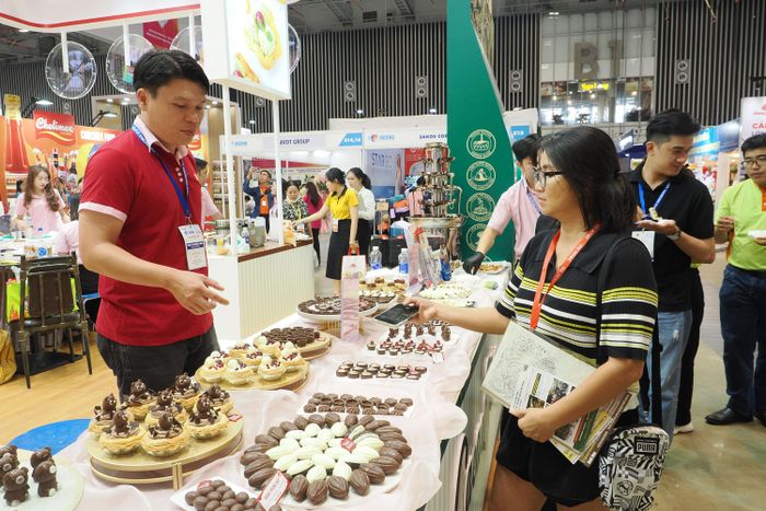  Các nhà mua hàng quốc tế tìm hiểu sản phẩm của doanh nghiệp Việt Nam tại triển lãm Kết nối chuỗi cung ứng hàng hóa quốc tế tổ chức tại Trung tâm Hội chợ và Triển lãm Sài Gòn, TPHCM. Ảnh: HOÀNG HÙNG 