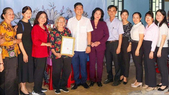  Đại diện chính quyền địa phương, Khối Thi đua 27 UBND TPHCM bàn giao công trình sửa chữa Nhà Đại đoàn kết cho gia đình ông Phạm Văn Ro, ở xã Củ Chi. ẢNH: MẠNH THẮNG 