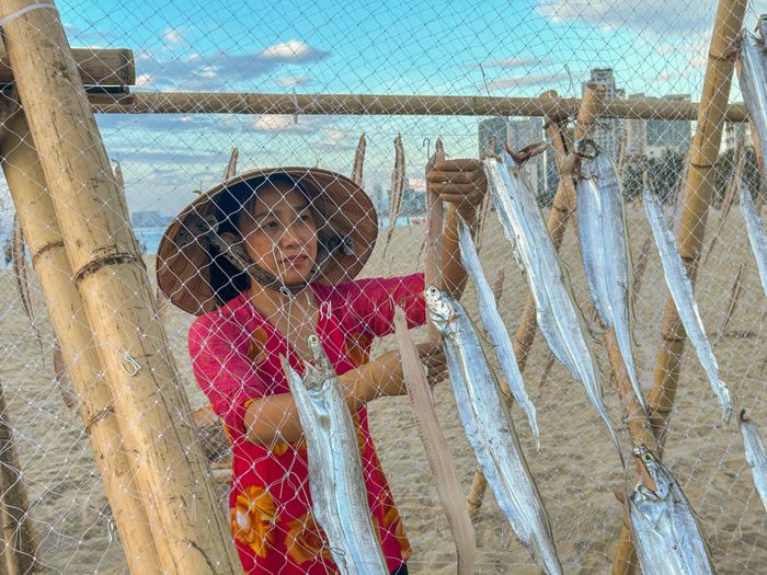  Công đoạn phơi cá, từng gắn liền với sinh kế của ngư dân được tái hiện như một trải nghiệm giúp du khách khám phá văn hóa biển. Ảnh: XUÂN QUỲNH 