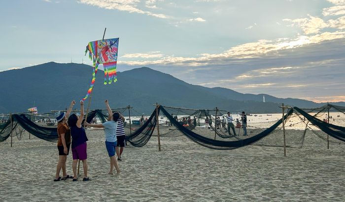 Du khách hòa mình vào không gian bình yên của chương trình "Đón nhịp chợ cá bình minh". Ảnh: XUÂN QUỲNH 