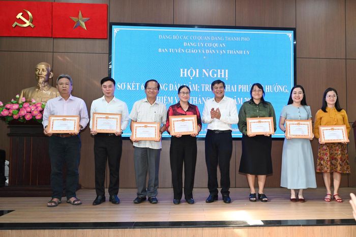  Phó Trưởng Ban Tuyên giáo và Dân vận Thành ủy TPHCM Tăng Hữu Phong trao bằng khen đến các cá nhân, tập thể 