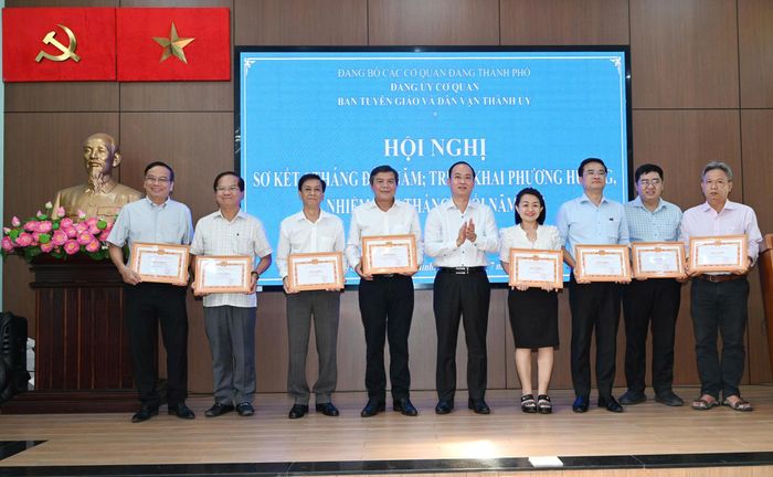  Đồng chí Nguyễn Khoa Hải trao bằng khen đến các cá nhân, tập thể 