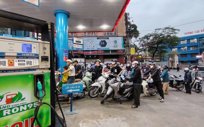 Xăng E10 được bán đại trà tại các cây xăng trên địa bàn TP Hà Nội. Ảnh: MINH KHANG