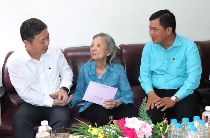 Đồng chí Dương Anh Đức ân cần thăm hỏi sức khỏe thương binh Nguyễn Thị Hồng