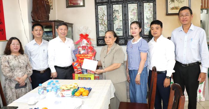 Đoàn đến thăm, tri ân thương binh Trần Tuyết Hồng