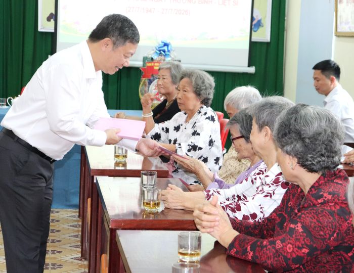 Đồng chí Dương Anh Đức trao quà đến người có công tại Trung tâm Dưỡng lão Thị Nghè