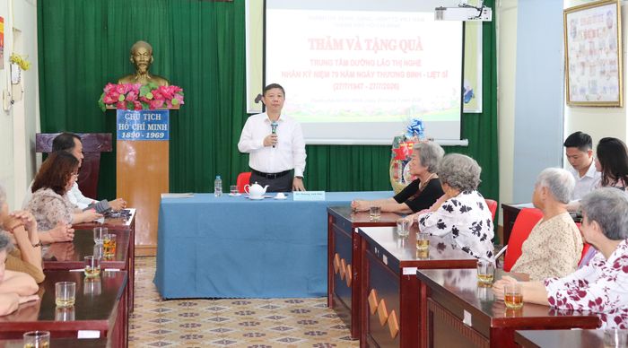 Trưởng Ban Tuyên giáo và Dân vận Thành ủy TPHCM Dương Anh Đức thăm hỏi người có công đang sống tại Trung tâm Dưỡng lão Thị Nghè
