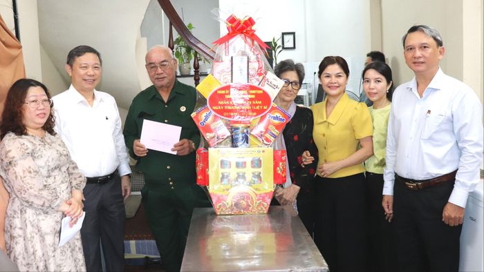 Đồng chí Dương Anh Đức thăm, tặng quà thương binh Vũ Trọng Chiến