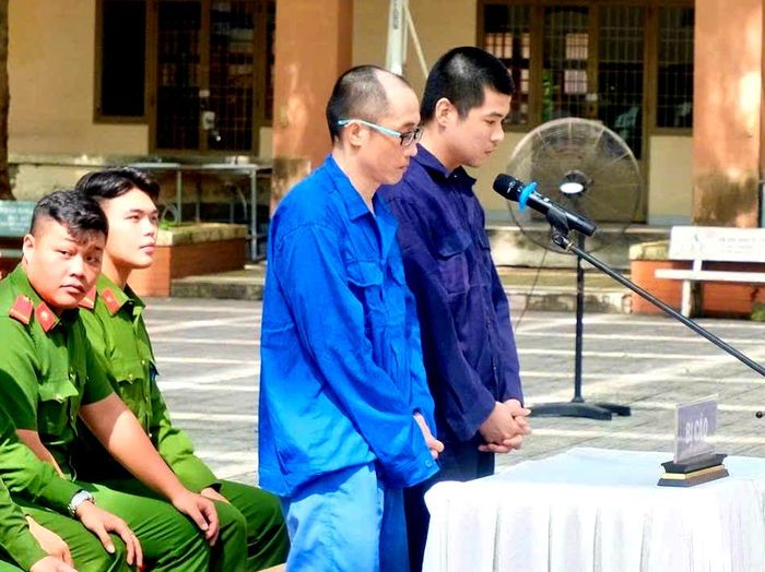  Hai bị cáo Nguyễn Đức Phương và Đặng Văn Thiện. Ảnh: SONG MAI 