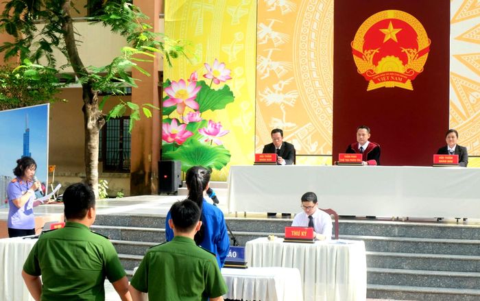  Toàn cảnh phiên xét xử lưu động bị cáo Liên Phục Kim về tội "Sử dụng trái phép chất ma túy". Ảnh: SONG MAI 