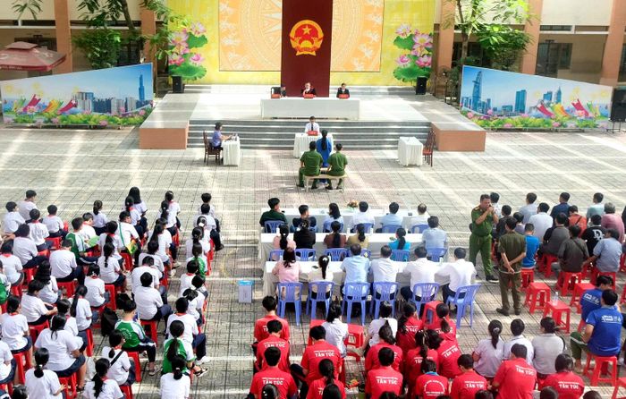  Phiên xét xử lưu động tại Trường THPT Tân Túc (xã Tân Nhựt, TPHCM). Ảnh: SONG MAI 