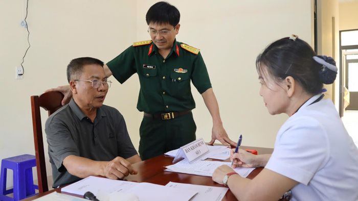  Khám chữa bệnh cho người dân xã Ia Dom. Ảnh: HỮU PHÚC 