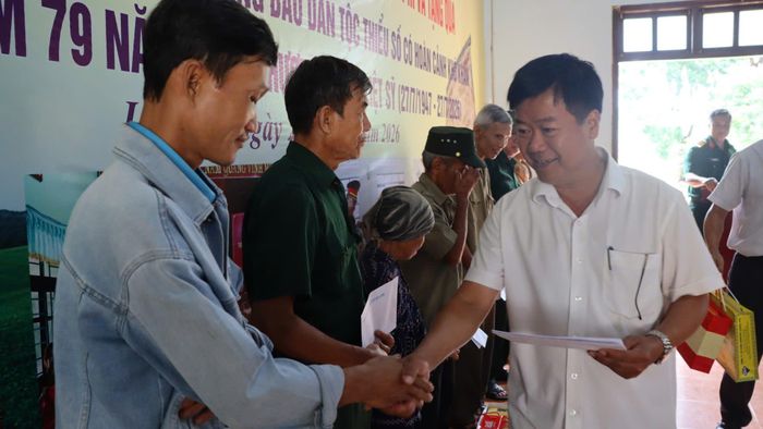  Dịp này, xã Ia Dom tiến hành trao tặng quà cho gia đình chính sách. Ảnh: HỮU PHÚC 