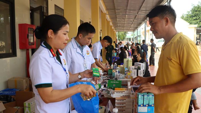  Cấp thuốc cho người dân xã Ia Dom. Ảnh: HỮU PHÚC 