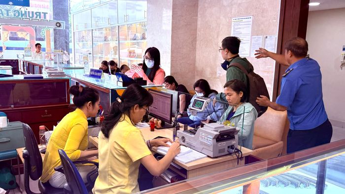  Khách hàng giao dịch tại Công ty SJC trên đường Nguyễn Thị Minh Khai phường Bàn Cờ, TPHCM sáng ngày 23-7. Ảnh: NHUNG NGUYỄN 