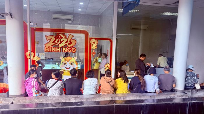  Khách hàng ngồi chờ giao dịch tại Công ty SJC trên đường Nguyễn Thị Minh Khai phường Bàn Cờ, TPHCM sáng ngày 23-7. Ảnh: NHUNG NGUYỄN 