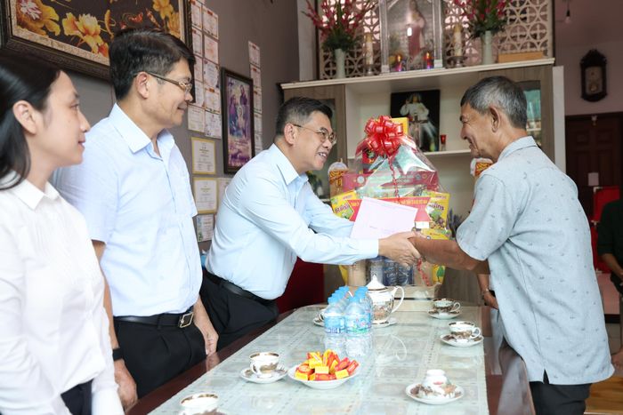  Đoàn đại biểu TPHCM thăm hỏi, tặng quà ông Lê Thanh Hoàng. Ảnh: LÊ THOA 