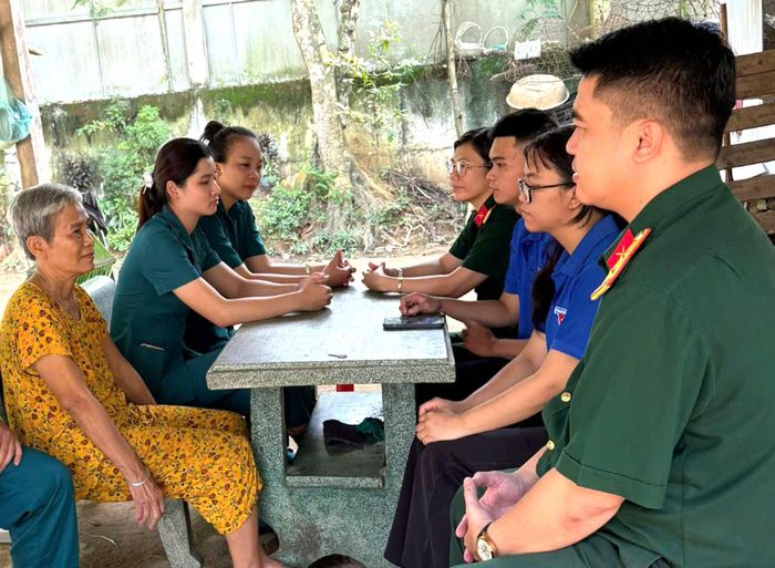 Bà Lê Thị Cúc (bên trái) ôn lại truyền thống cách mạng với các bạn trẻ. Ảnh: THẾ ANH 