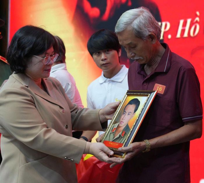  Đồng chí Văn Thị Bạch Tuyết trao di ảnh đến ông Lại Văn Cọp 