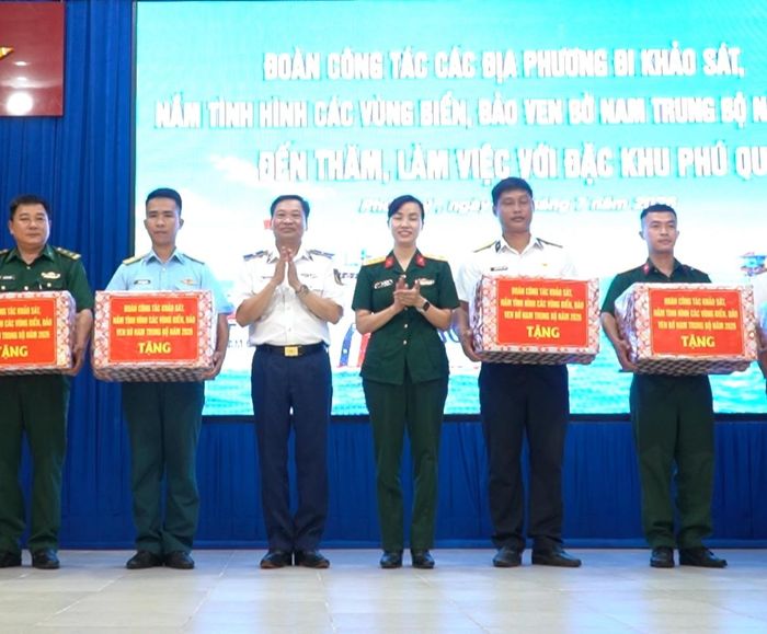  Đoàn công tác tặng quà các đơn vị lực lượng vũ trang trên địa bàn đặc khu Phú Quý. Ảnh: QUỐC HÙNG 
