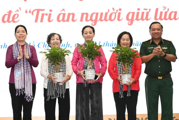  Ban tổ chức tặng cây hạnh phúc tri ân đại biểu dự chương trình. Ảnh: VIỆT DŨNG 
