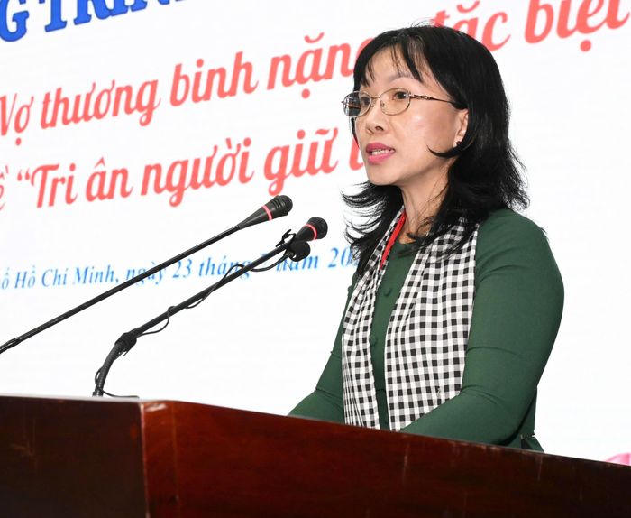  Phó Chủ tịch Hội LHPN TPHCM Huỳnh Thị Thúy Phương phát biểu ôn lại truyền thống. Ảnh: VIỆT DŨNG 