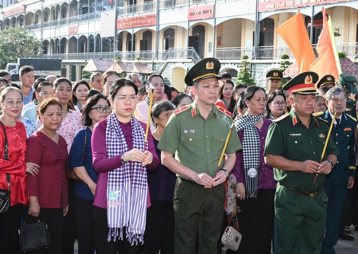  Đại biểu dự chương trình dâng hương tại Tượng đài Chủ tịch Hồ Chí Minh trong khuôn viên Bộ Tư lệnh TPHCM. Ảnh: VIỆT DŨNG 