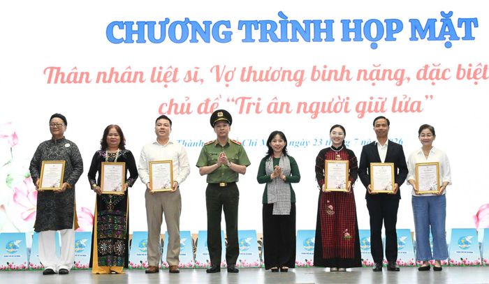  Ban tổ chức trao thư cảm ơn đến các đơn vị đồng hành. Ảnh: VIỆT DŨNG 