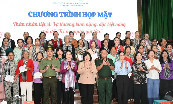  Đại biểu chụp hình lưu niệm tại chương trình. Ảnh: VIỆT DŨNG 
