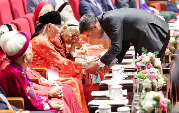 Thủ tướng Lê Minh Hưng trao quà cho các Mẹ Việt Nam Anh hùng tại hội nghị. Ảnh: QUANG PHÚC 