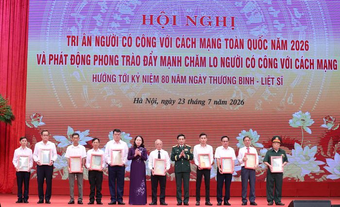 Phó Thủ tướng Phan Văn Giang và Phó Chủ tịch nước Võ Thị Ánh Xuân trao kỷ vật cho các gia đình thân nhân liệt sĩ tại hội nghị. Ảnh: QUANG PHÚC 