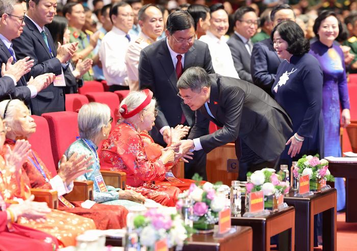  Thủ tướng Lê Minh Hưng thăm hỏi Mẹ Việt Nam Anh hùng tại hội nghị. Ảnh: QUANG PHÚC 