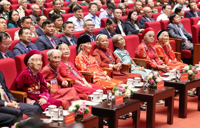  Các Mẹ Việt Nam Anh hùng tại hội nghị. Ảnh: QUANG PHÚC 