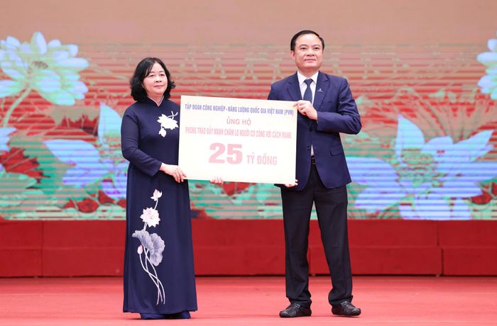  Chủ tịch Ủy ban Trung ương MTTQ Việt Nam Bùi Thị Minh Hoài tiếp nhận ủng hộ từ các doanh nghiệp hưởng ứng phong trào “Đẩy mạnh chăm lo người có công với cách mạng”. Ảnh: QUANG PHÚC 