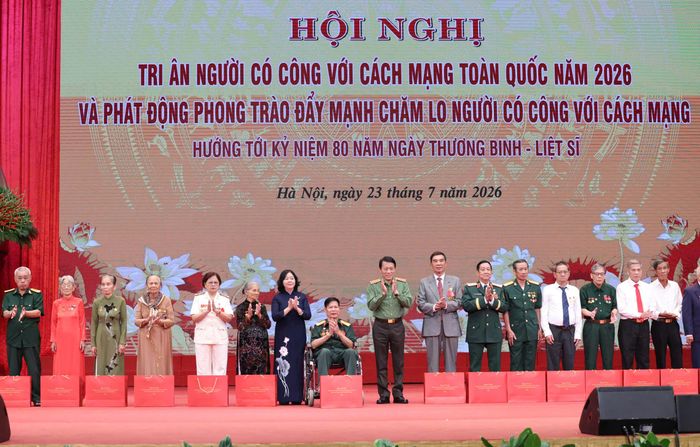  Chủ tịch Ủy ban Trung ương MTTQ Việt Nam Bùi Thị Minh Hoài và Bộ trưởng Bộ Công an Lương Tam Quang trao quà cho các đại biểu người có công. Ảnh: QUANG PHÚC 