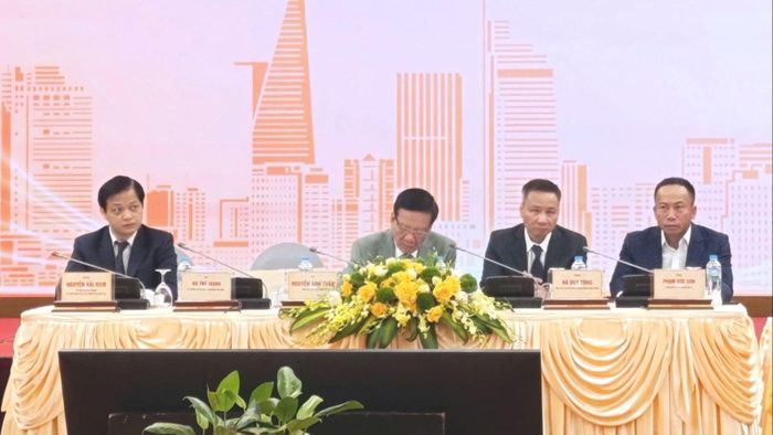 Các đại biểu chủ trì hội thảo. Ảnh: LƯU THỦY