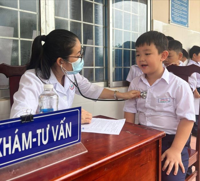  Nhân viên Trạm y tế xã Đất Đỏ thăm khám sức khỏe cho học sinh trên địa bàn (Ảnh: TYTCC) 