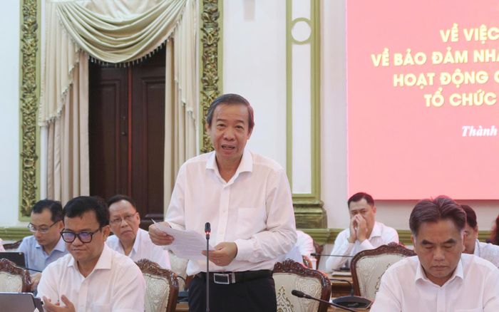  TS-BS Nguyễn Văn Vĩnh Châu, Phó Giám đốc Sở Y tế TPHCM báo cáo tại buổi làm việc (Ảnh: THÀNH AN) 