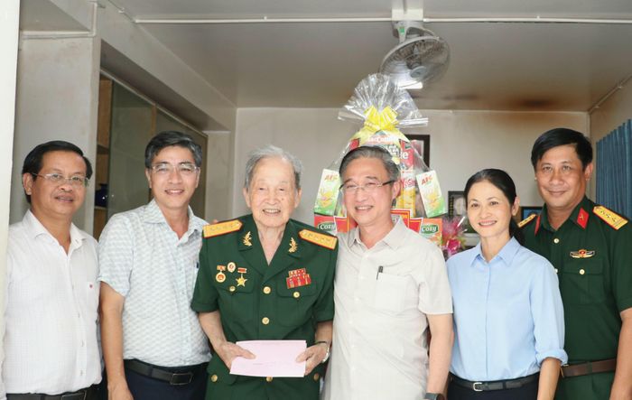 Đồng chí Đặng Minh Thông cùng đoàn thăm Anh hùng Lực lượng vũ trang nhân dân Nguyễn Văn Tàu