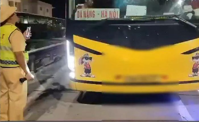  Lực lượng chức năng phát hiện chiếc xe khách chở quá người so với quy định và nhiều vi phạm khác. Ảnh: Cục CSGT 