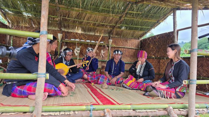  Đồng bào Vân Kiều tích cực tham gia trình diễn các nghi thức của lễ cưới truyền thống 