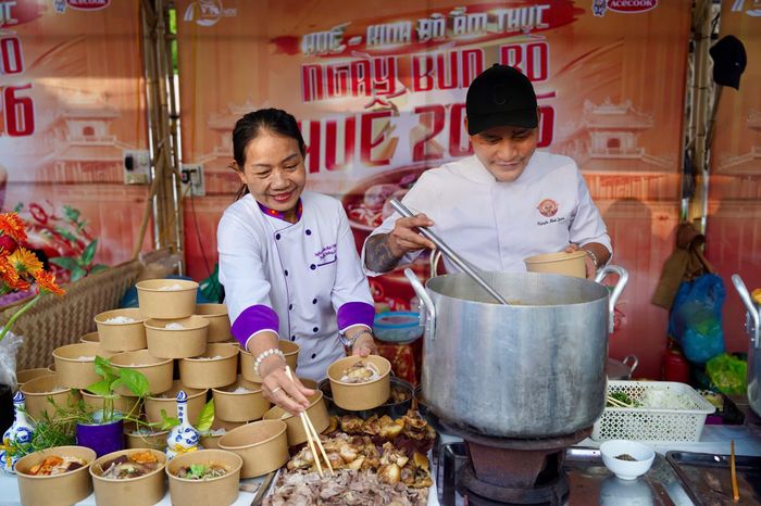 Các nghệ nhân quảng diễn món bún bò Huế