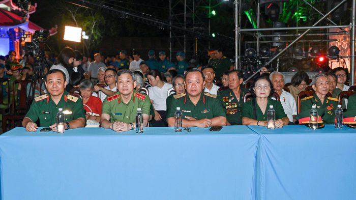  Đại biểu dự chương trình tại điểm cầu Công viên Văn hóa Lê Thị Riêng. Ảnh: MẠNH THẮNG 