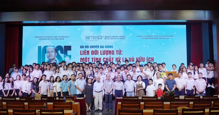 Các học sinh, nghiên cứu trẻ, công chúng giao lưu, chụp hình lưu niệm cùng GS Đàm Thanh Sơn