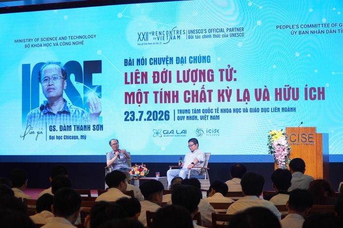 Giáo sư Đàm Thanh Sơn tận tình trả lời, giải thích nhiều câu hỏi học sinh, nhà khoa học tại sự kiện