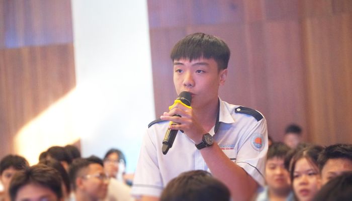 Học sinh tại Gia Lai, Đắk Lắk đặt nhiều câu hỏi gửi đến GS Đàm Thanh Sơn